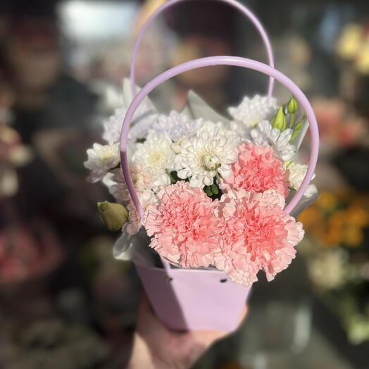 Стойкая сумочка с диантусами и ромашками