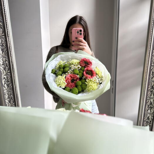 Авторский букет с розой мандарин и ромашками
