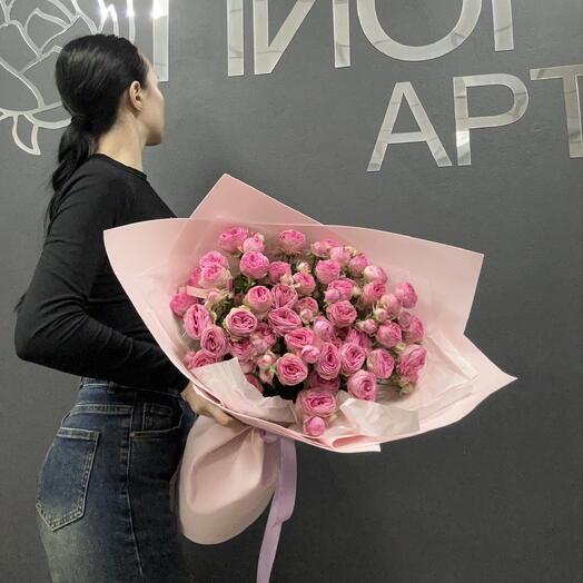 Букет из розовых кустовых роз
