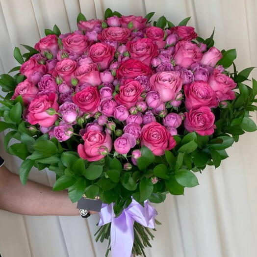 Стильный букет из декоративных баблс и роз All For Love