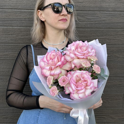 Розовый букет из роз