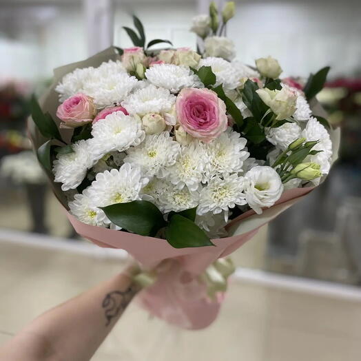 Букет из кустовых розочек и хризантем
