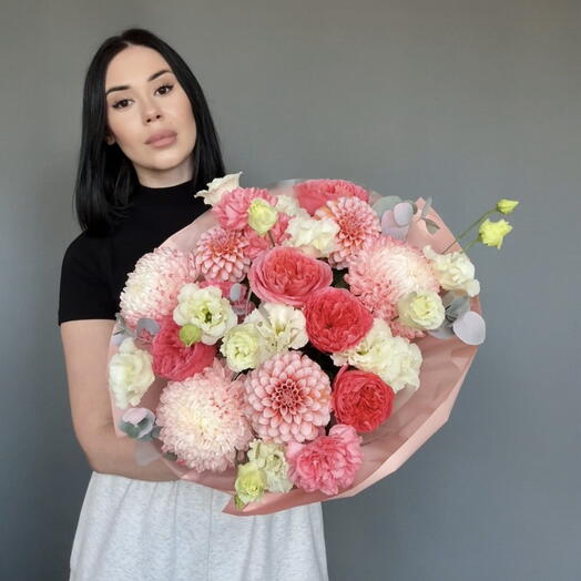 Сочный и яркий букет с акцентной розой 💋