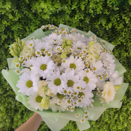 Букет с ромашками и хризантемой