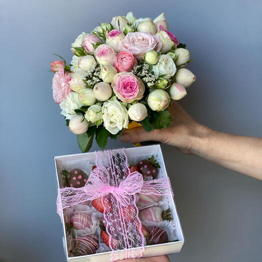 THE SWEETEST COMBO, композиция в кофейном стаканчике и клубника в шоколаде