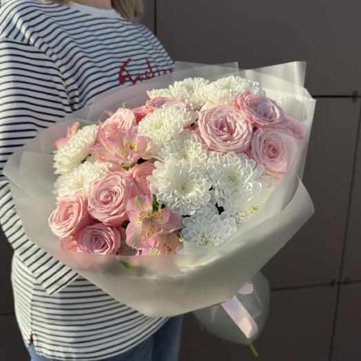 Букет из кустовой розой , хризантемой Алтай , альстромерией
