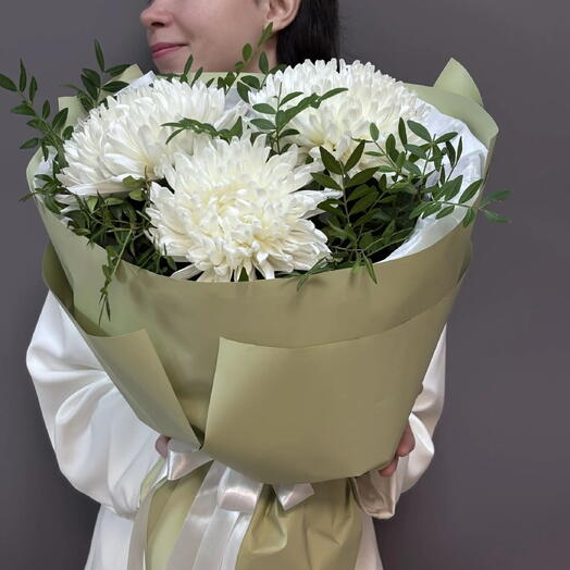 Букет из белых хризантем и зелени