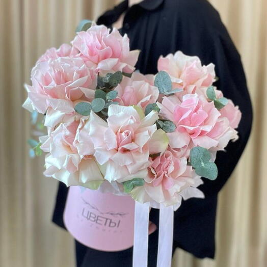 Нежно розовые французские розы с эвкалиптом в цилиндре 💕