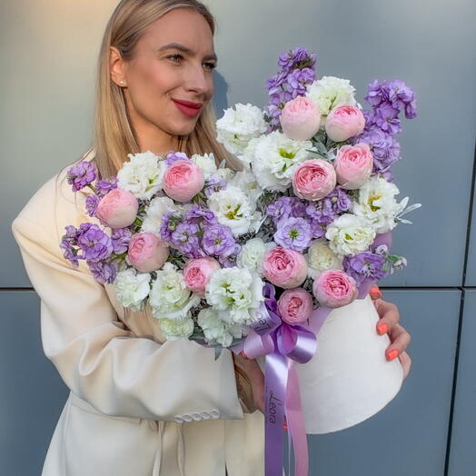 Цветы в коробке. Композиция из кустовых роз и маттиолы. Композиция 554. Leora Flowers дом цветочной моды