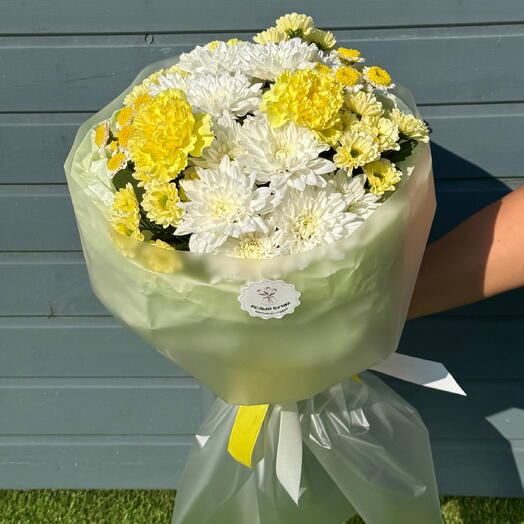 Круглый букет из хризантем и диантусов🌼💛