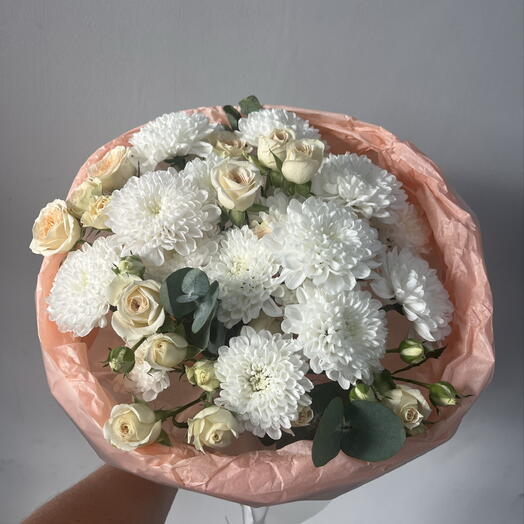 Сборный букет из кустовых хризантем и кустовых роз