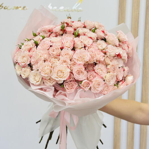 Букет из 21 кустовой розы «Кружево»