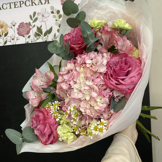 Пышный яркий букет с гортензией, пионовидной розой, ромашкой, альстромерией и кустовым диантусом