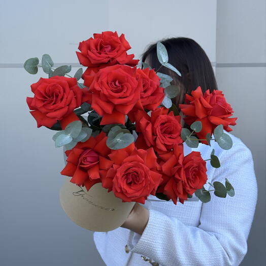 Композиция из 9 ажурных красных роз