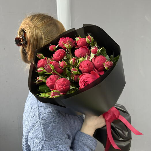11 кустовых пионовидных роз Рэд Пиано в стильной черной упаковке 💔