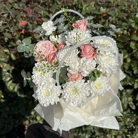 Милая композиция в сумке 🌸 Роза кустовая и хризантема