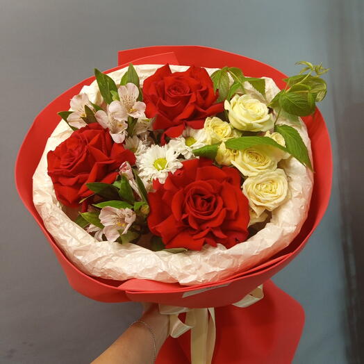 Букет с красными розами