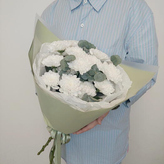 Букет из кустовых хризантем с эвкалиптом