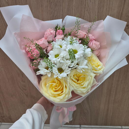 Изысканный букет из одноголовых роз, кустовых роз и кустовых хризантем