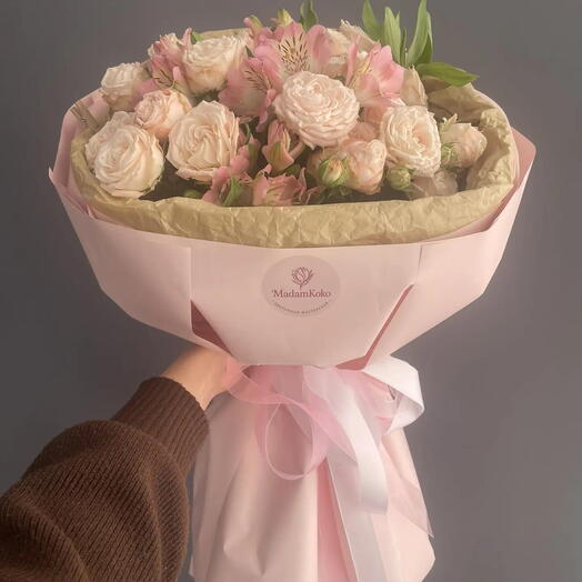 Букет из кустовыз роз и альстромерии "Карамелька"