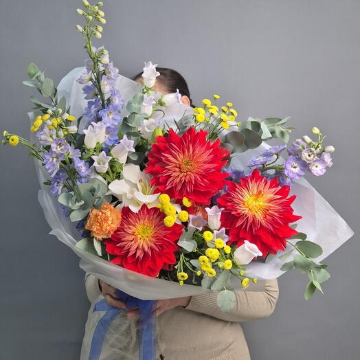 Букет из Георгинов, Дельфиниумов и Лилии