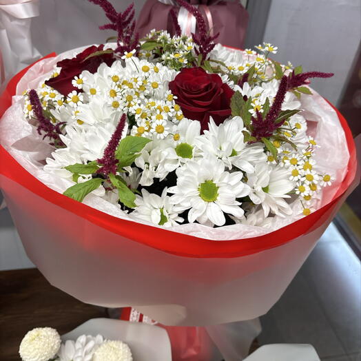 Огромный букет с ромашками и красной розой