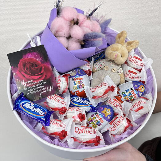 Подарочный набор из конфет, мягкой игрушки и букета из сухоцветов