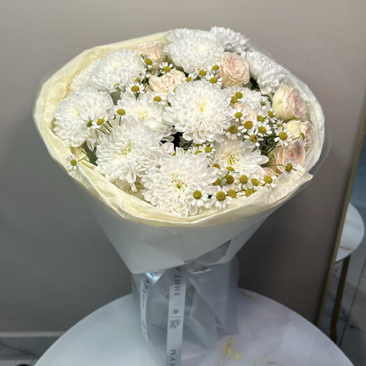 Букет из хризантемы и кустовой розы