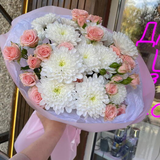 Букет из кустовой розы и хризантемы