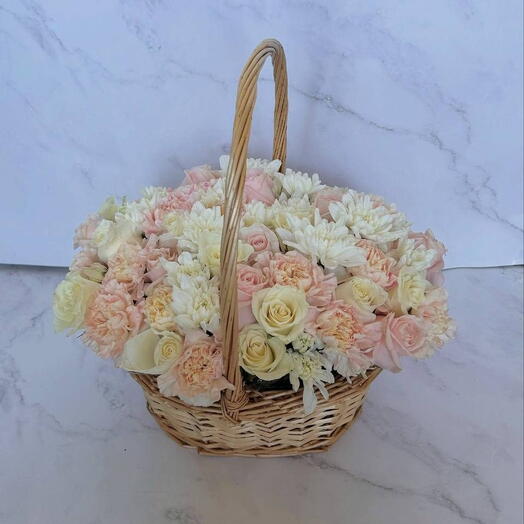 Корзинка хризантем и роз