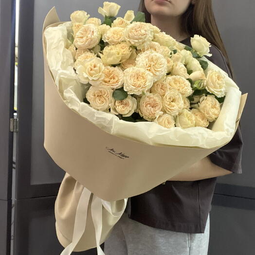 Букет из пионовидных кустовых роз в бежевых оттенках