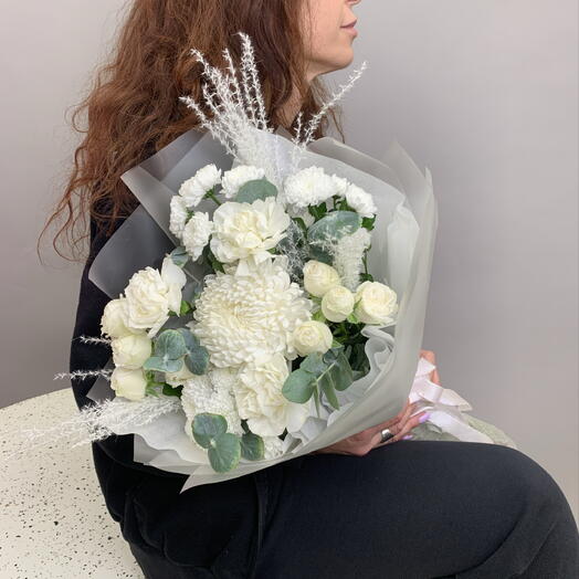 Авторский букет из хризантем, кустовых роз, диантусов, эвкалипта и сухоцвета