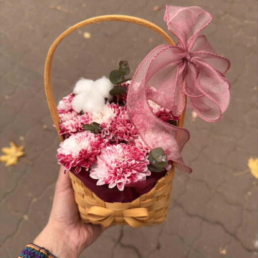 Хризантемы в корзинке