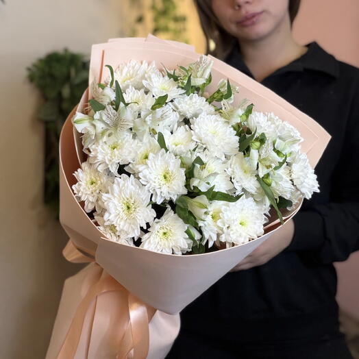 Букет из хризантем и стойкой альстромерии в нежной упаковке