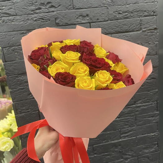 Монобукет из 31 кенийской розы жёлтого и красного цвета