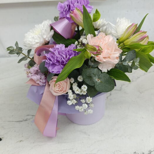 Композиция в шляпной коробочке диантус, хризантема, альстромерия, маттиола 004