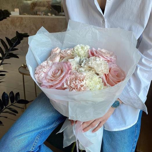 Ramo prefabricado de 5 claveles y 9 rosas Rosadas y blancas