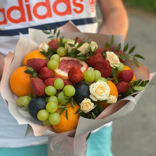 ФрукFruit bouquet of citrus and strawberries