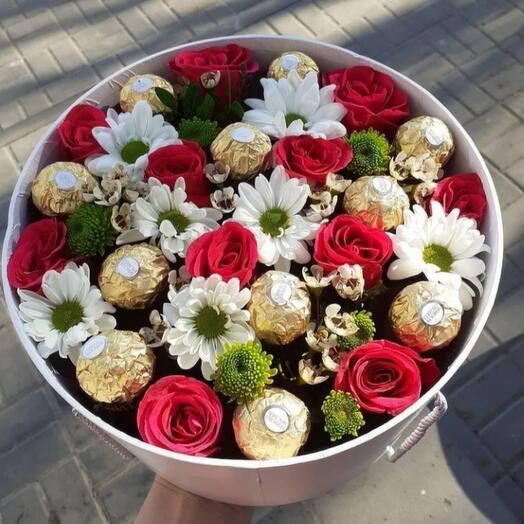 Цветы в коробке и конфеты