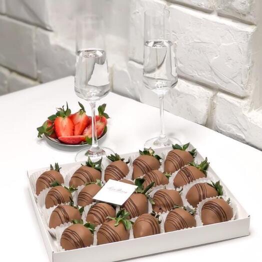 Набір з полуниці в шоколаді "класичний" 20 шт