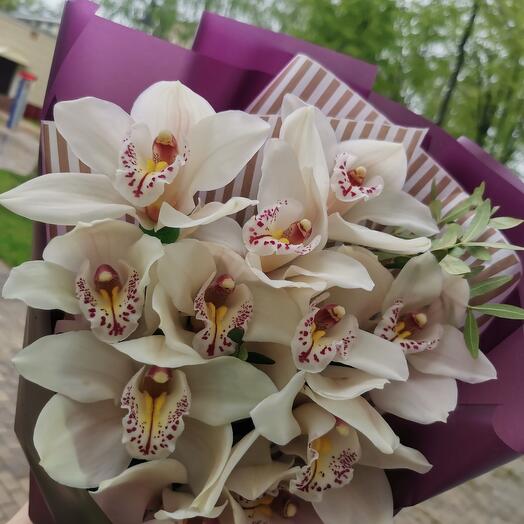 Ramo de orquídeas blancas