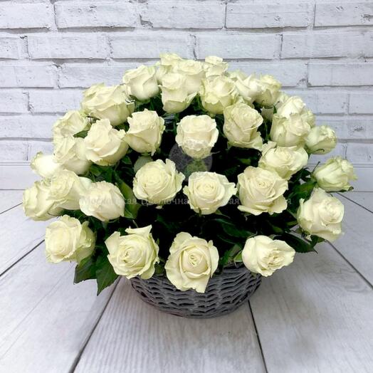 Корзина с белыми розами