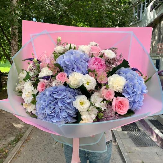 Giant bouquet with blue hydrangea