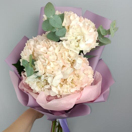 Ramo de hortensias y eucaliptos