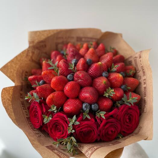Клубничный букет с 5 розами