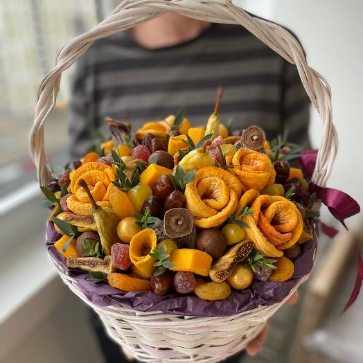 Cesta de frutas secas y rosas de duraznos