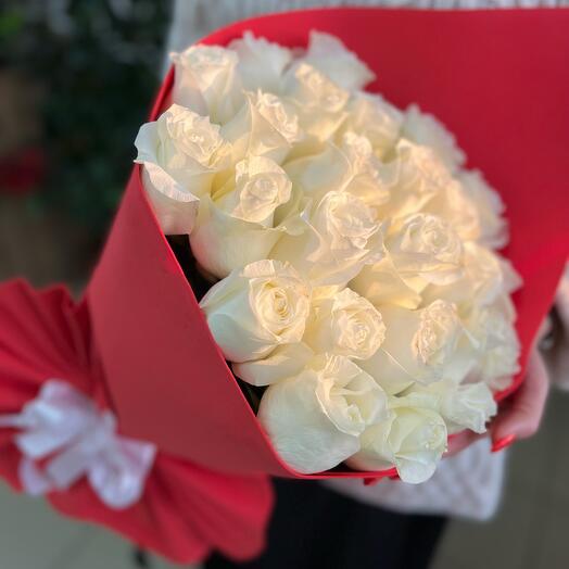 Ramo de rosa blanca Ecuador en paquete rojo Premium variedades "proud" 50 cm