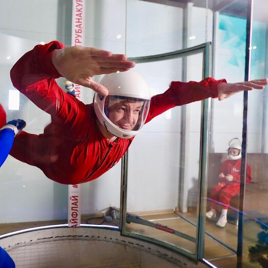 5 minutes of flight in an air tube (1 person)