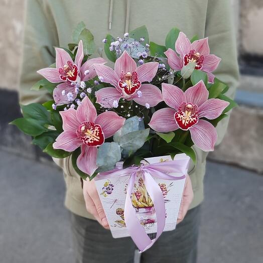 La cajita con las orquídeas