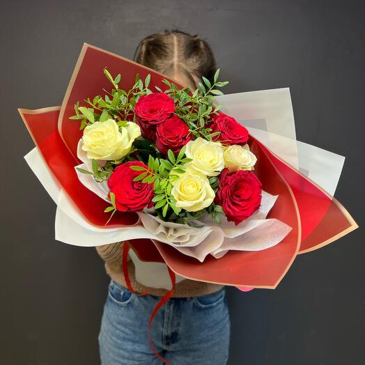 Ramo con rosas rojas y blancas